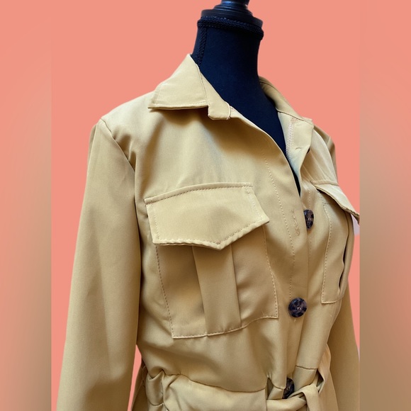 Beautiful yellow trench coat size 12. - Picture 4 of 8